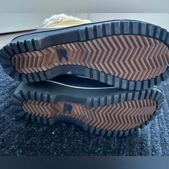 Sorel winter boots in US size 6 - Picture 3 of 4